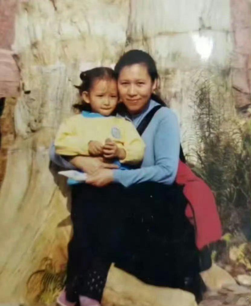 程潇现在VS小时候衣服裤子都一模一样，神还原啊！ ​​​