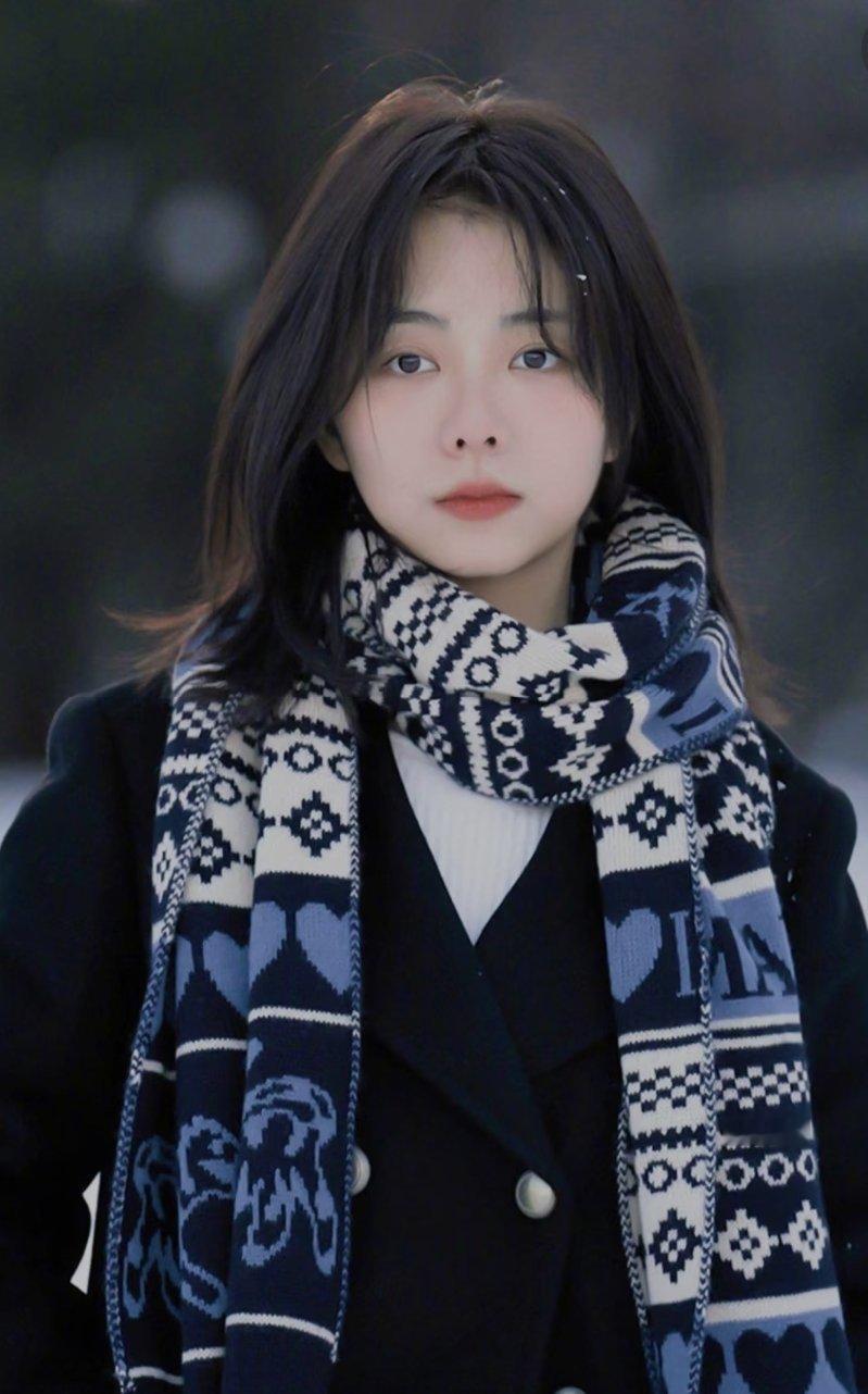 《兰香如故》谭松韵分饰名门千金沈嘉兰与替身丫鬟许兰香，演绎从家族蒙冤到逆袭的成长