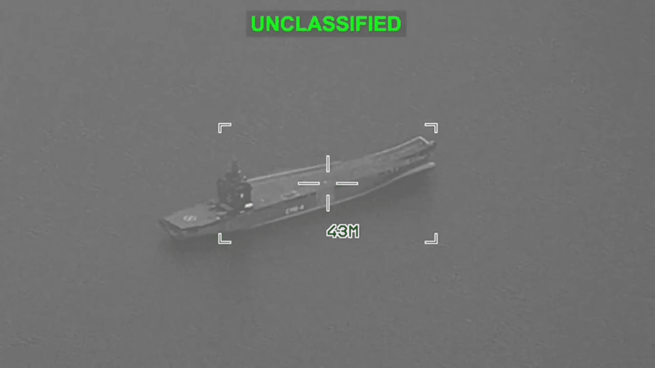 一段从不同角度拍摄的美国空袭伊朗无人驾驶航母“沙希德·巴盖里”号以及摧毁“沙希德