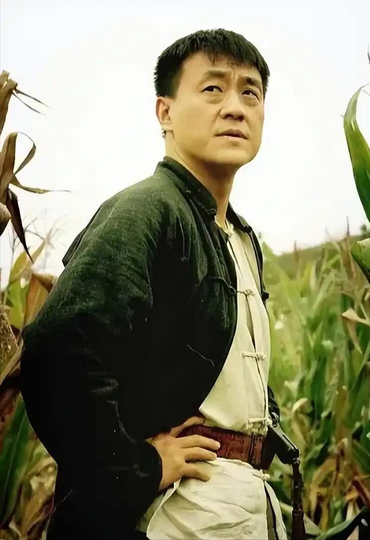 何冰这一手，真把北京人艺给整不会了。58岁的他，刚到退休节点便办完手续，拒绝了剧