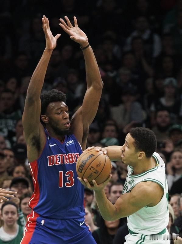 黄蜂活塞爆发多人冲突 黄蜂活塞爆发多人冲突
2月10日NBA常规赛，活塞与黄蜂的