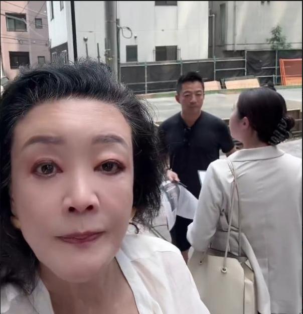 张兰奔赴日本布局麻六记新赛道！
不少人从前一直笃定，张兰母子的热度与生意，全都依