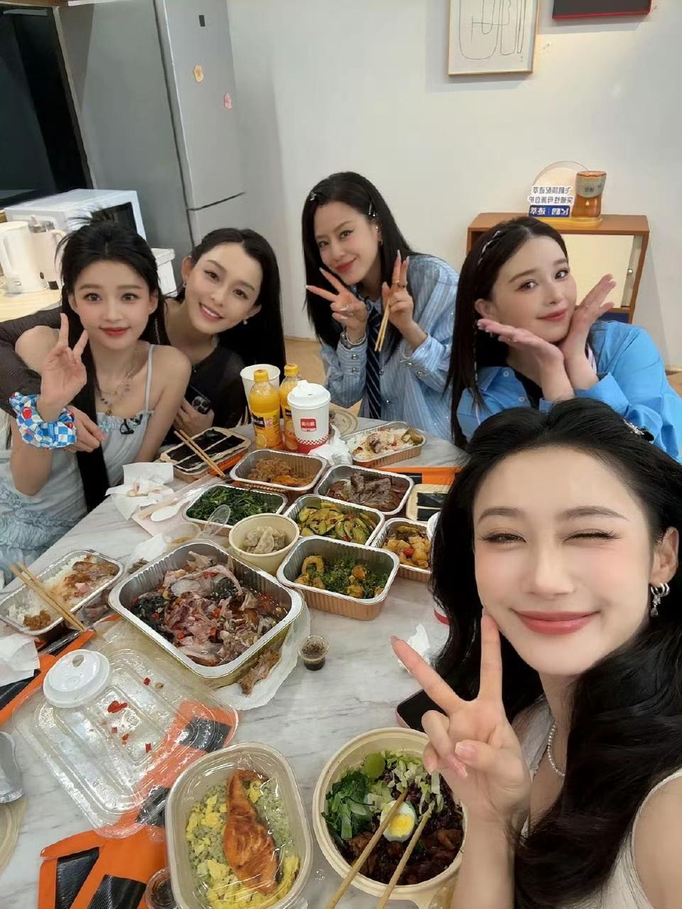 5月6日，阚清子晒出后台与《乘风2026》的其他姐姐一起聚餐吃饭的照片，孙怡的身