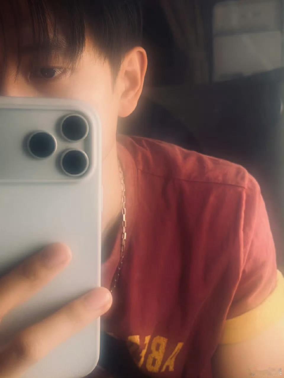 李现看给阿嬷的情书哭得好狼狈谁懂啊李现也太真实了！在广东拍《雾里青》抽空看《给阿