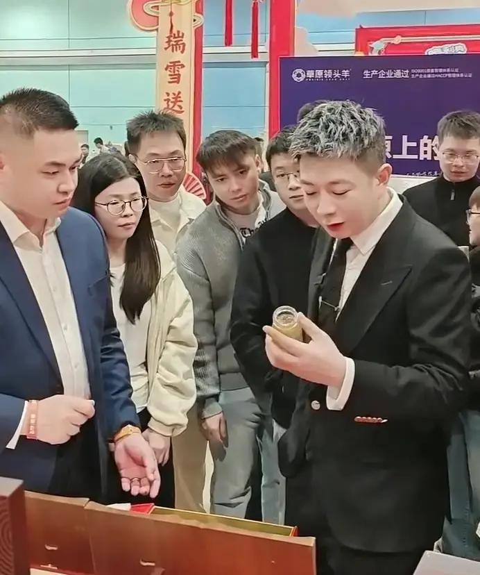 1亿粉丝白送？老婆开播他连吼三次
 
昨晚初瑞雪第一次接手账号，辛巴突然连麦，一