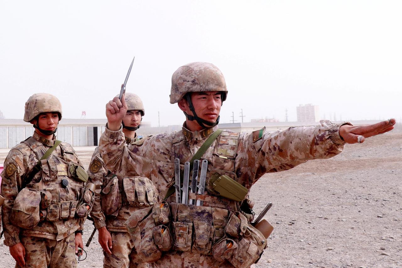 [呲牙] “教官，我想不明白——现在已经是太空时代了，作战按按电钮就行了，为什么