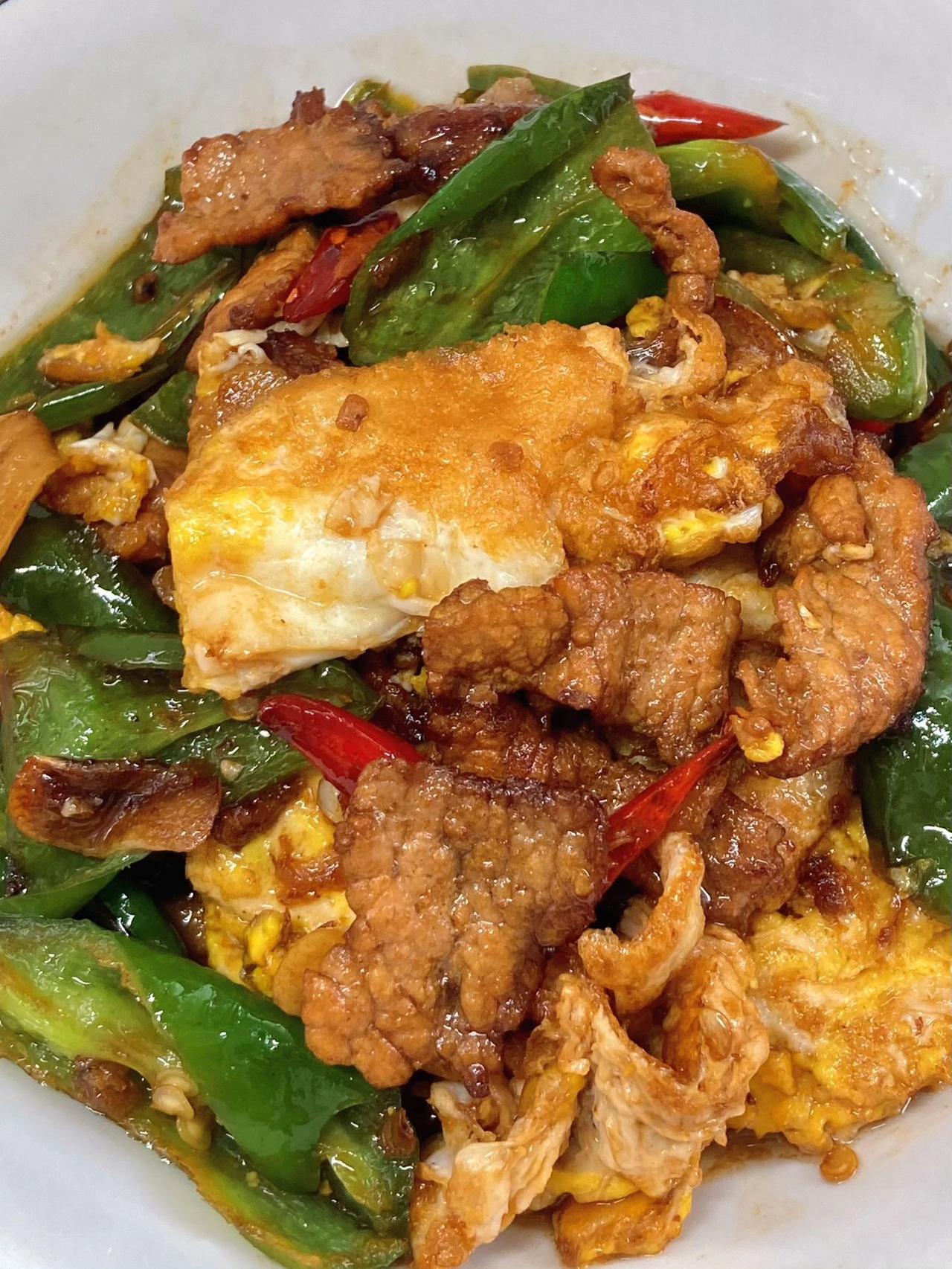 有肉又有蛋的农家一碗香，做完满屋飘香，真的好好吃吖～记得多煮一点米饭！！！
食材