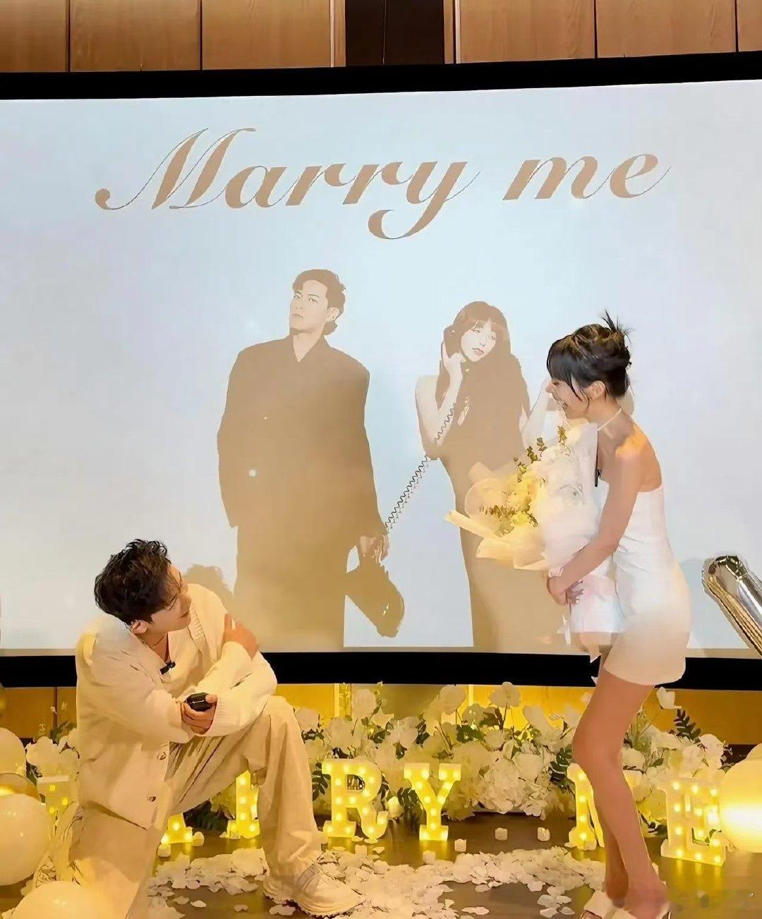#敖犬给女友补办求婚仪式#目前两人已经购置了婚房，未婚妻发发还透露说，敖犬为了实