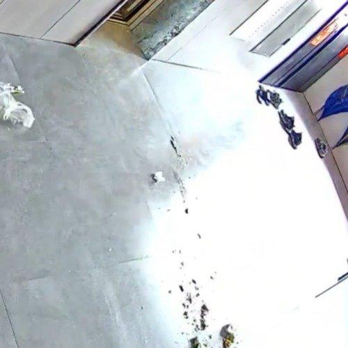 外卖超时遭拒收就摔餐？骑手这波操作太离谱，双方都该懂规矩
 
广东这事儿看得人火