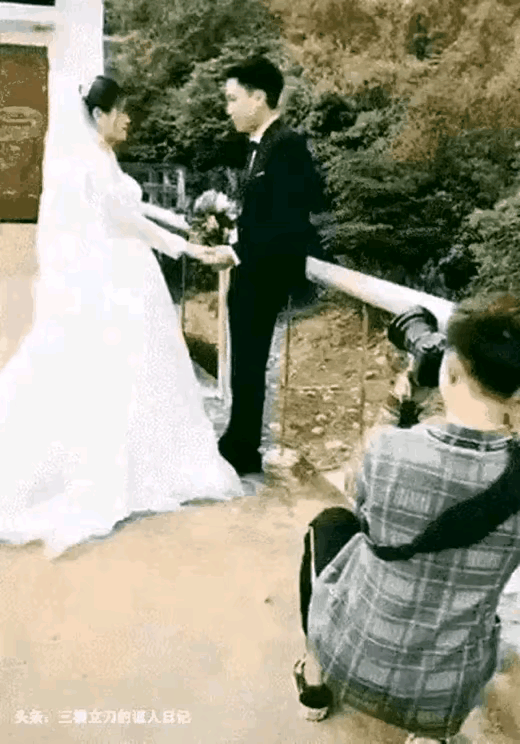 这新娘是不是太急了，忘记了自己是在拍婚纱照？ ​​​