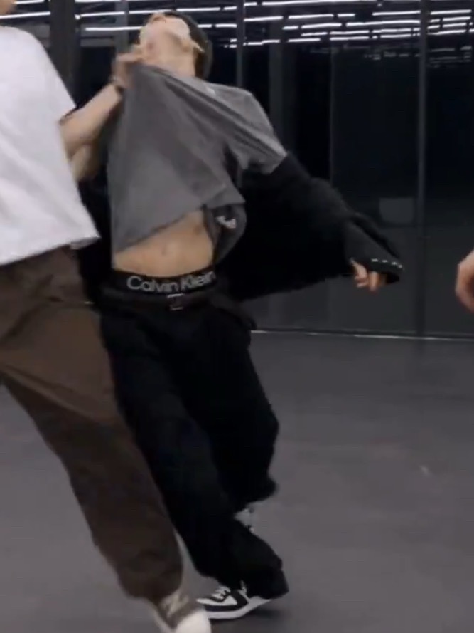 男孩，咱穿着CK呢！收敛一下🙈 