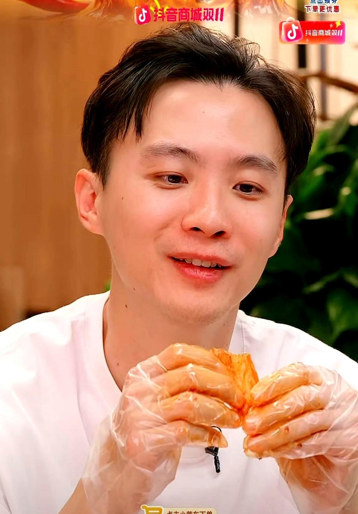 天权直播没吃一口产品，弹幕炸了：“你咋不吃？
”
他笑笑：“太好吃了，怕吃完，就