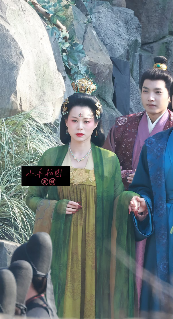 谁把我的胡杏儿画成这个鬼样子，这眼妆这绿衣这美甲都跟聊斋似的 