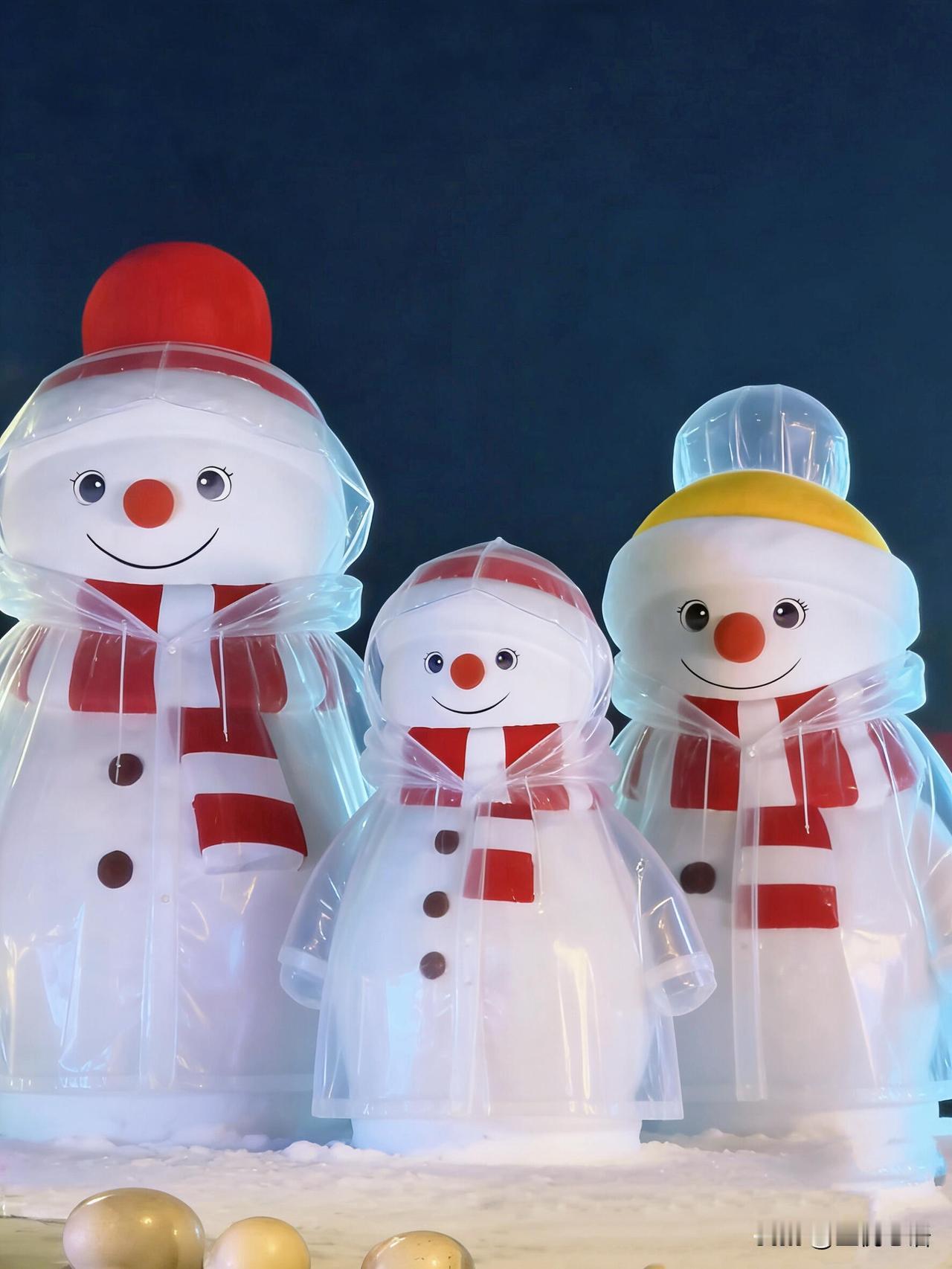 南方人嘴开光了，
下雨天雪人该怎么办？
雪人宝宝穿雨衣太可爱了[害羞]

哈尔滨