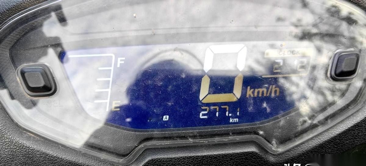 我发现了一个关于豪爵AFR125的惊天秘密。
一个能让你油耗飙升、也能让你屁股开