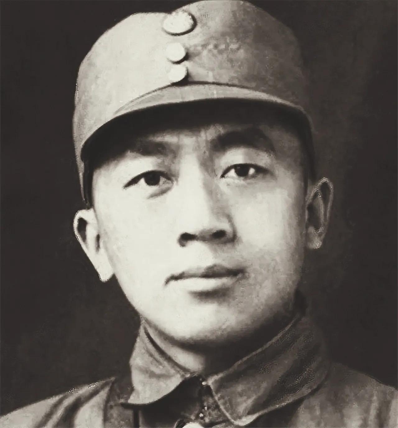 1944年，潜伏在“敌人”内部的施亚夫刚到家，汪伪副师长的老婆就悄悄说：“听说日