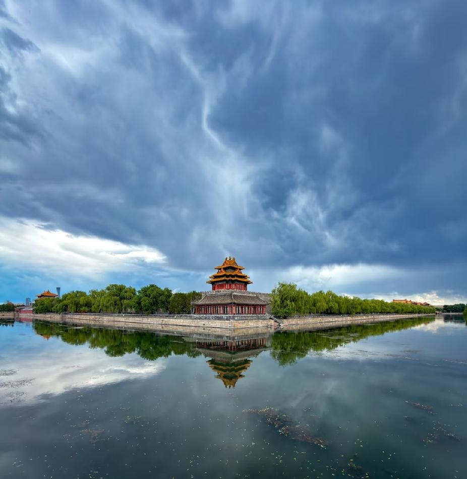 实在是大美讷于言啊

巧夺天工的

是建筑还是天空？