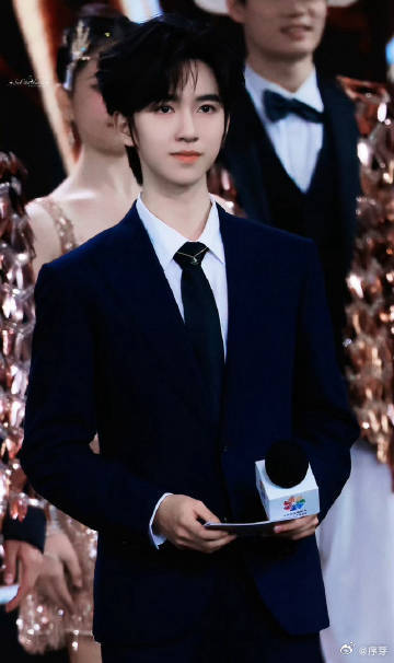 贺峻霖完全青春男大贺峻霖活力全开，主持台上自信满满，带来轻松氛围，观众直呼“太青