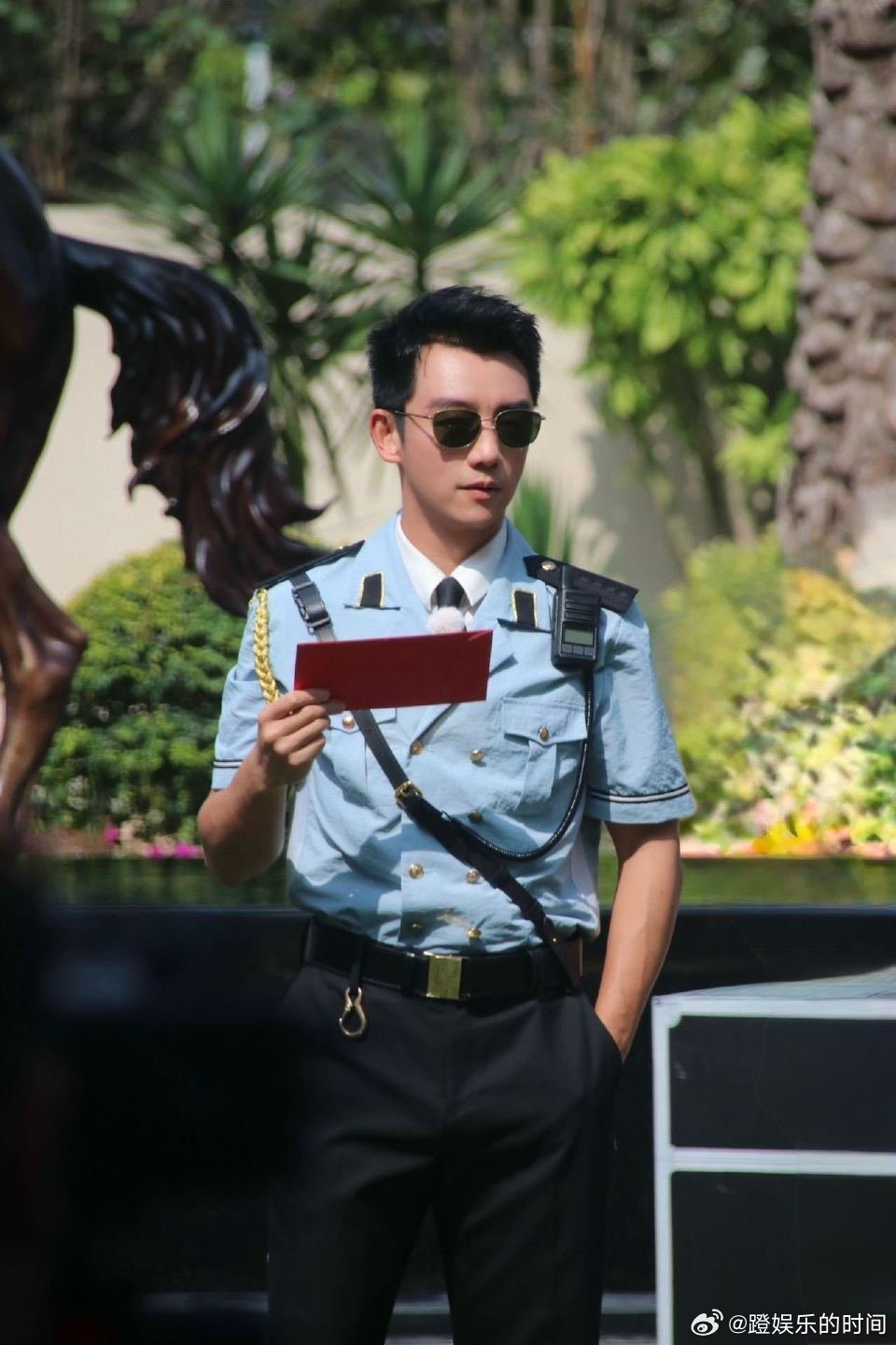 郑恺怎么上跑男当保安了 别人在跑男里是少爷千金，郑恺却化身小区保安，站岗巡逻一条