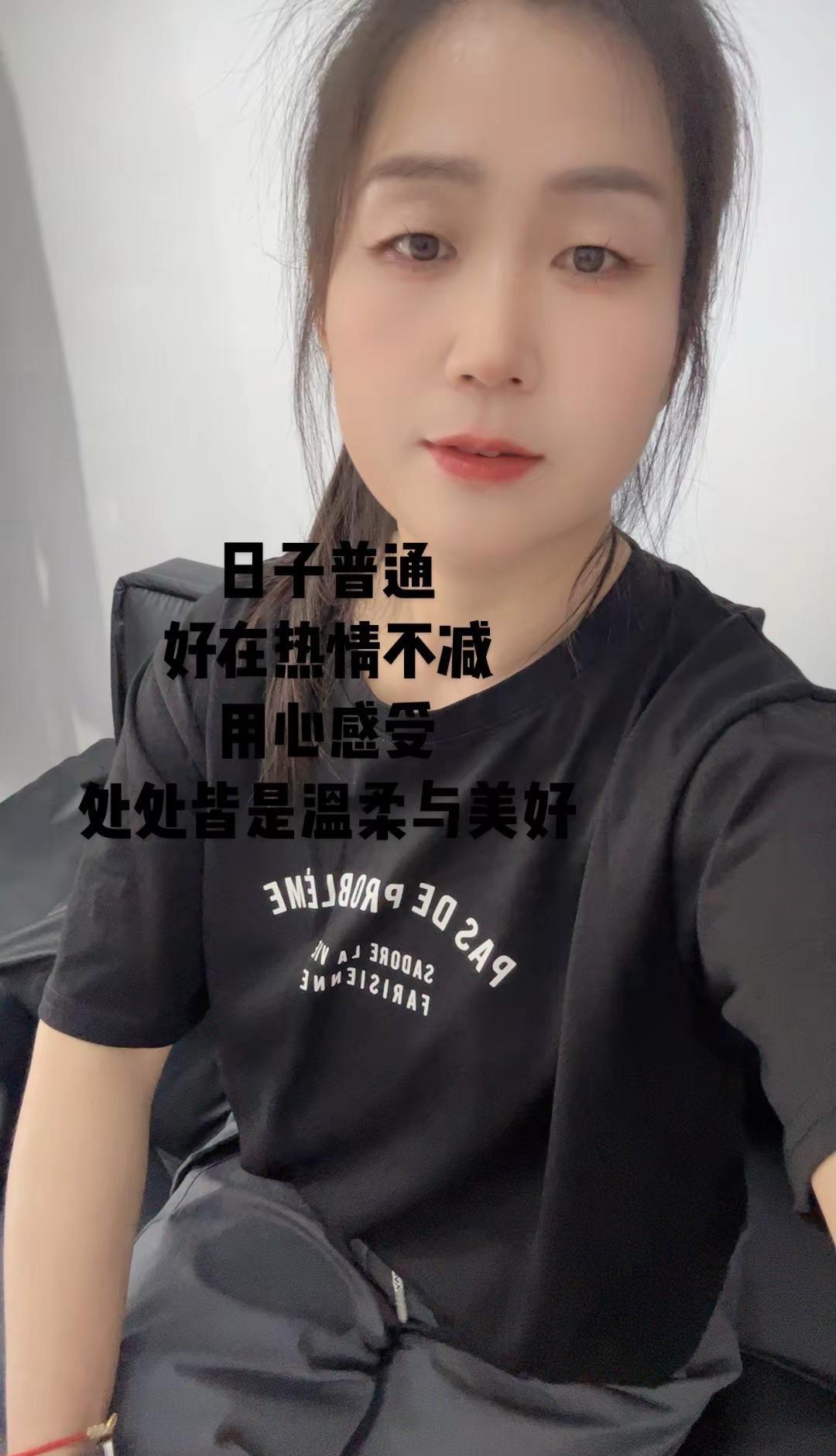 偶尔冷清，就静静发呆、打理货品；偶尔忙碌，就耐心推荐、用心搭配。一件件衣裳，藏着
