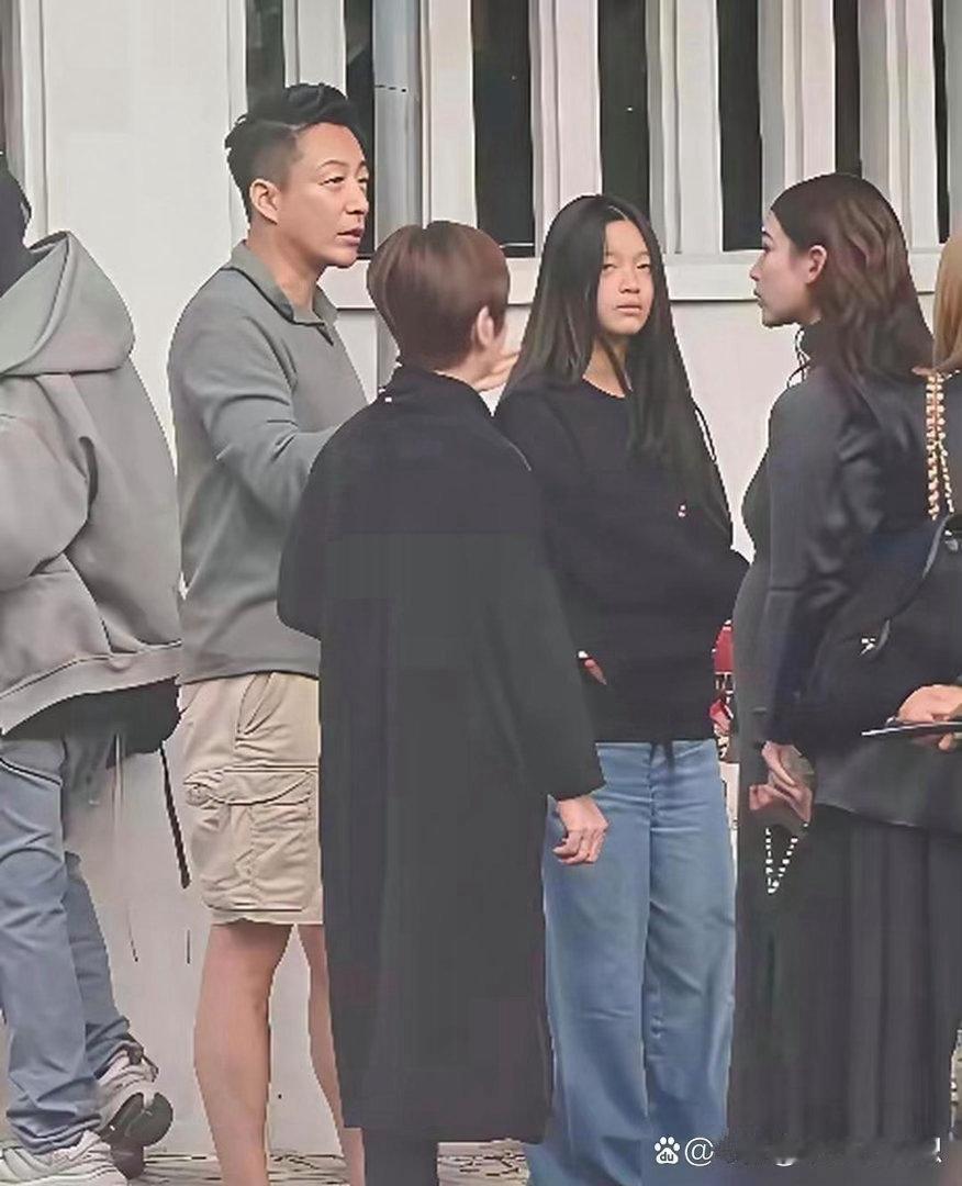 小玥儿的11岁，名牌堆不出一个笑脸。保姆小杨阿姨照顾了她16年，悄悄说，孩子过去