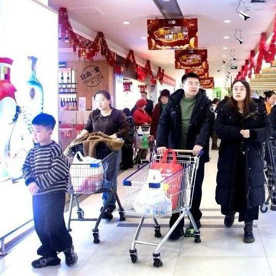 人民网：春节年货市场呈现购销两旺新图景。街头巷尾农贸市场烟火升腾，地道的家乡风味