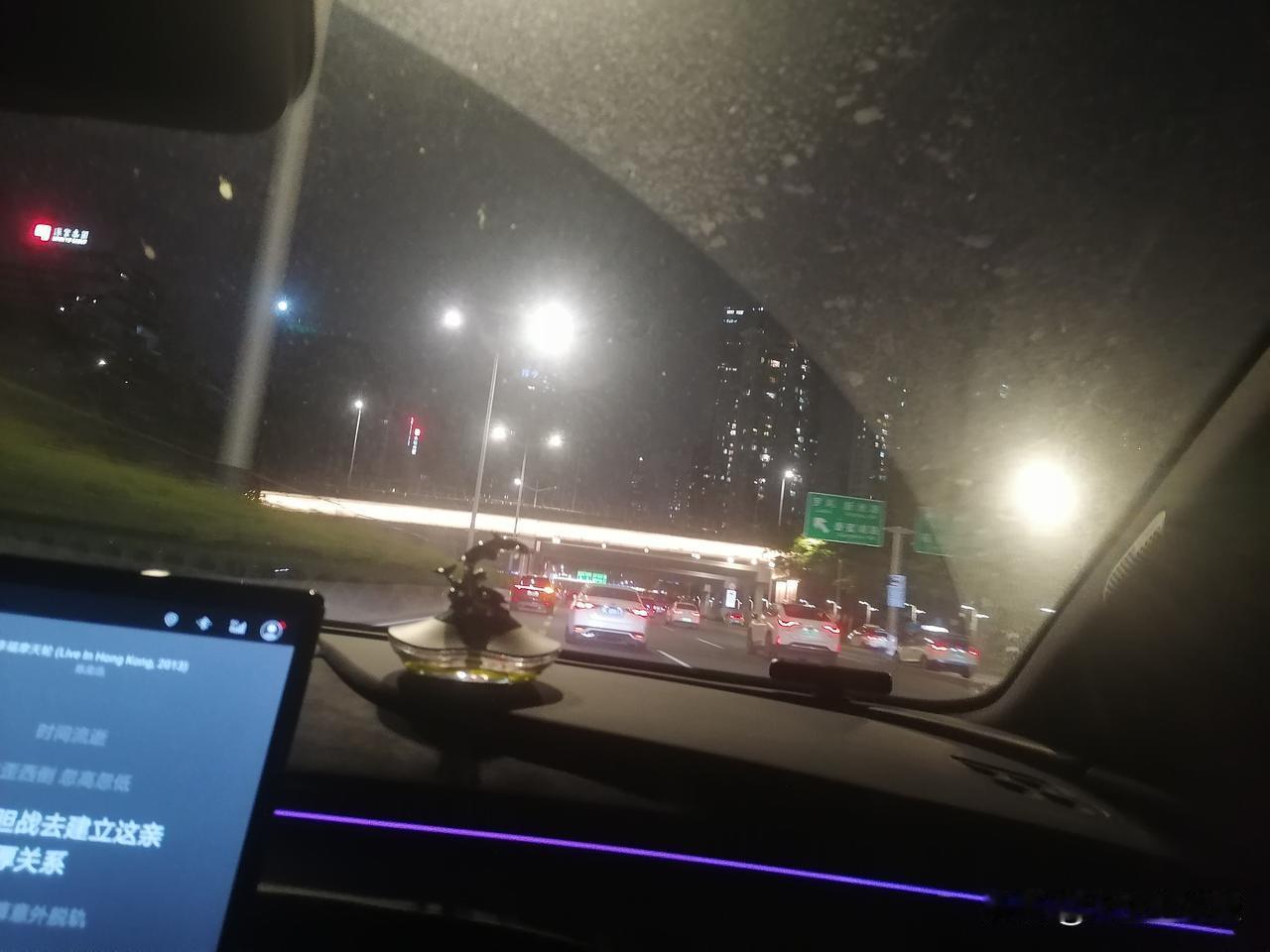这里灯光挺亮，一条绿色光带、一条白色光带横跨公路！