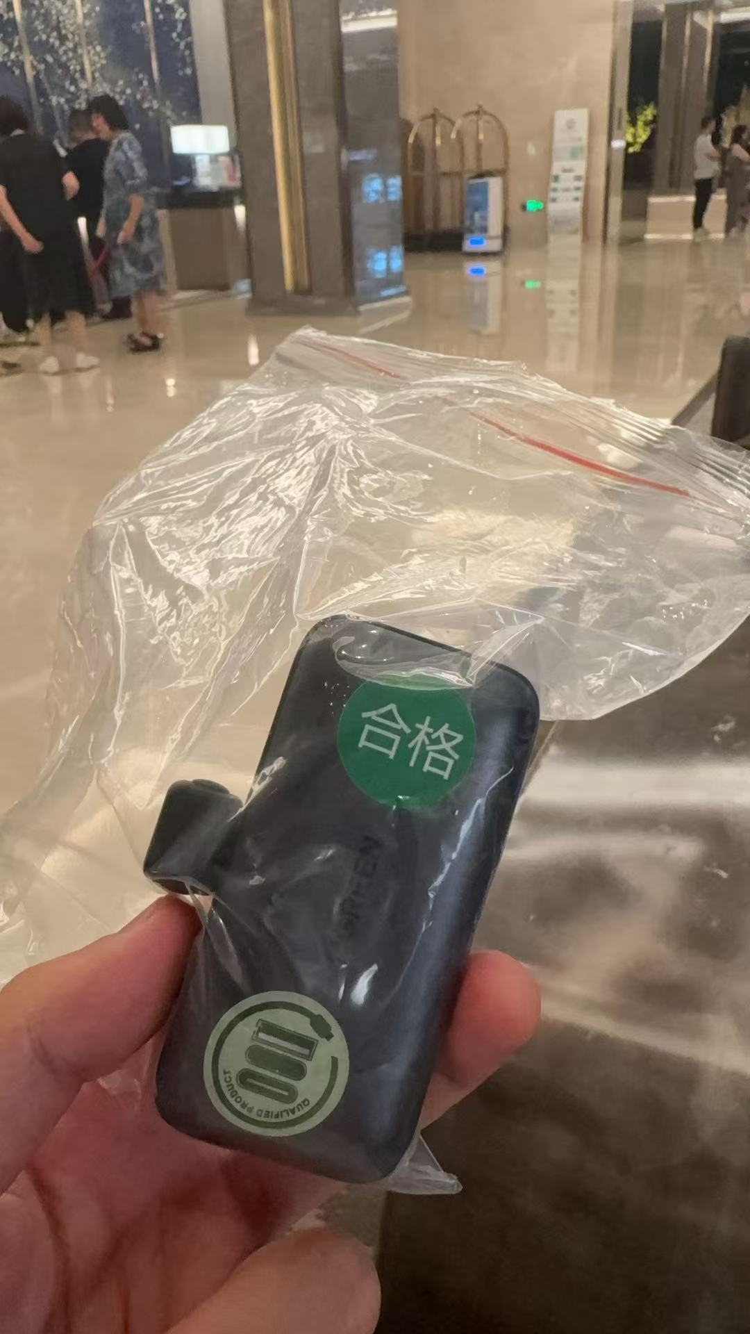 手机玩到10%的时候，一掏兜，我充电宝呢…哦，落在酒店了[摊手][跪了]哦，飞机