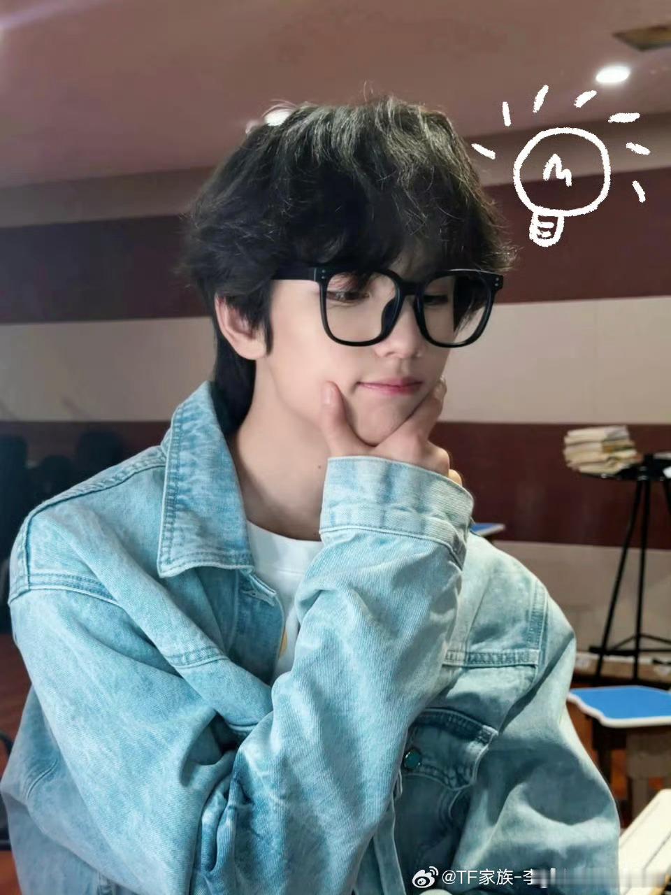 李煜东黑框眼镜比脸大李煜东的黑框眼镜快比脸大了好直观的感受到了李煜东的“小”脸蛋
