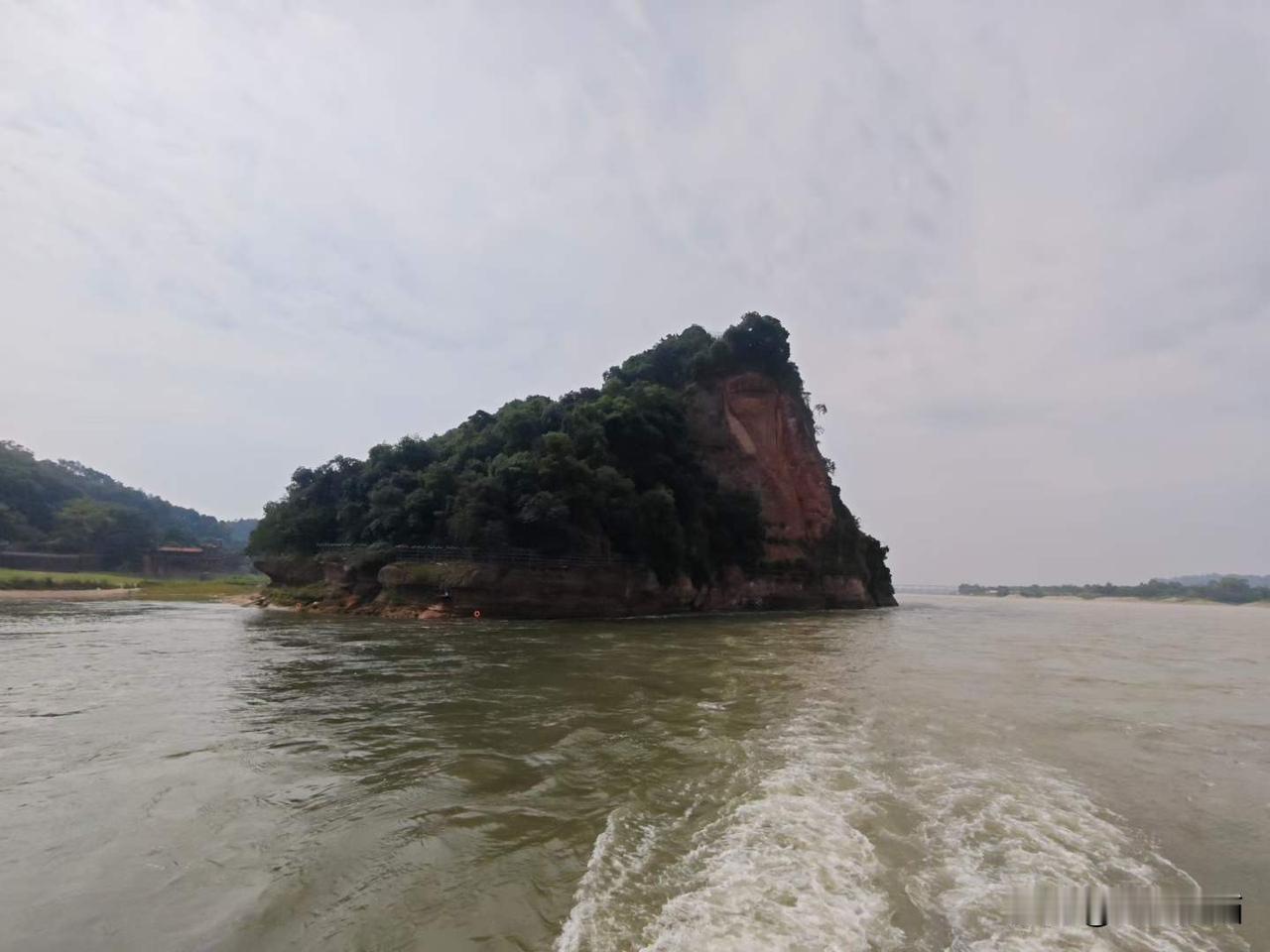 绿影一堆漂不去，
推船三面看乌尤。
图文：开心巴蜀  魏嘉
夏日生活打卡季