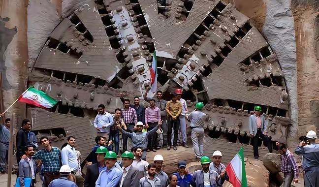 伊朗的地下掩体为什么这么多？看了这几张照片才明白，原来伊朗也有大型的盾构机，有了