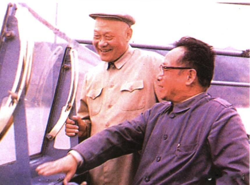 1983年，项南陪同谷牧在福建调研的老照片。当时福建正处于改革开放“先走一步”的