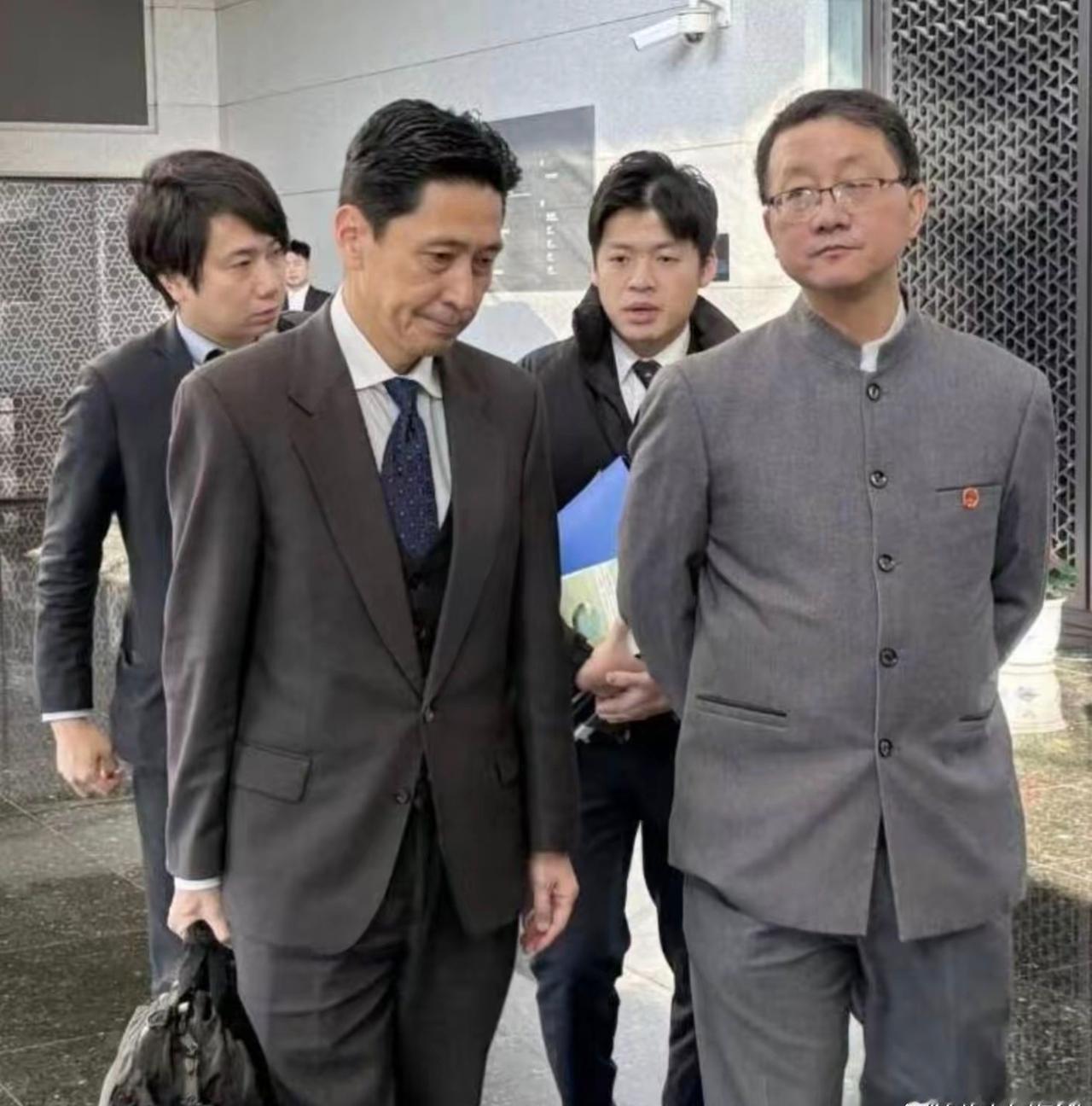 双手插兜，无声的向全世界表明了我们的强硬立场，我方这样既保护了自己手的卫生，又不