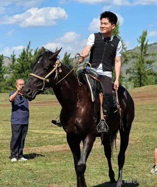 【董宇辉：没有大树难乘凉？】
董宇辉新疆行，策马奔腾，潇潇洒洒，也有两大遗憾？

