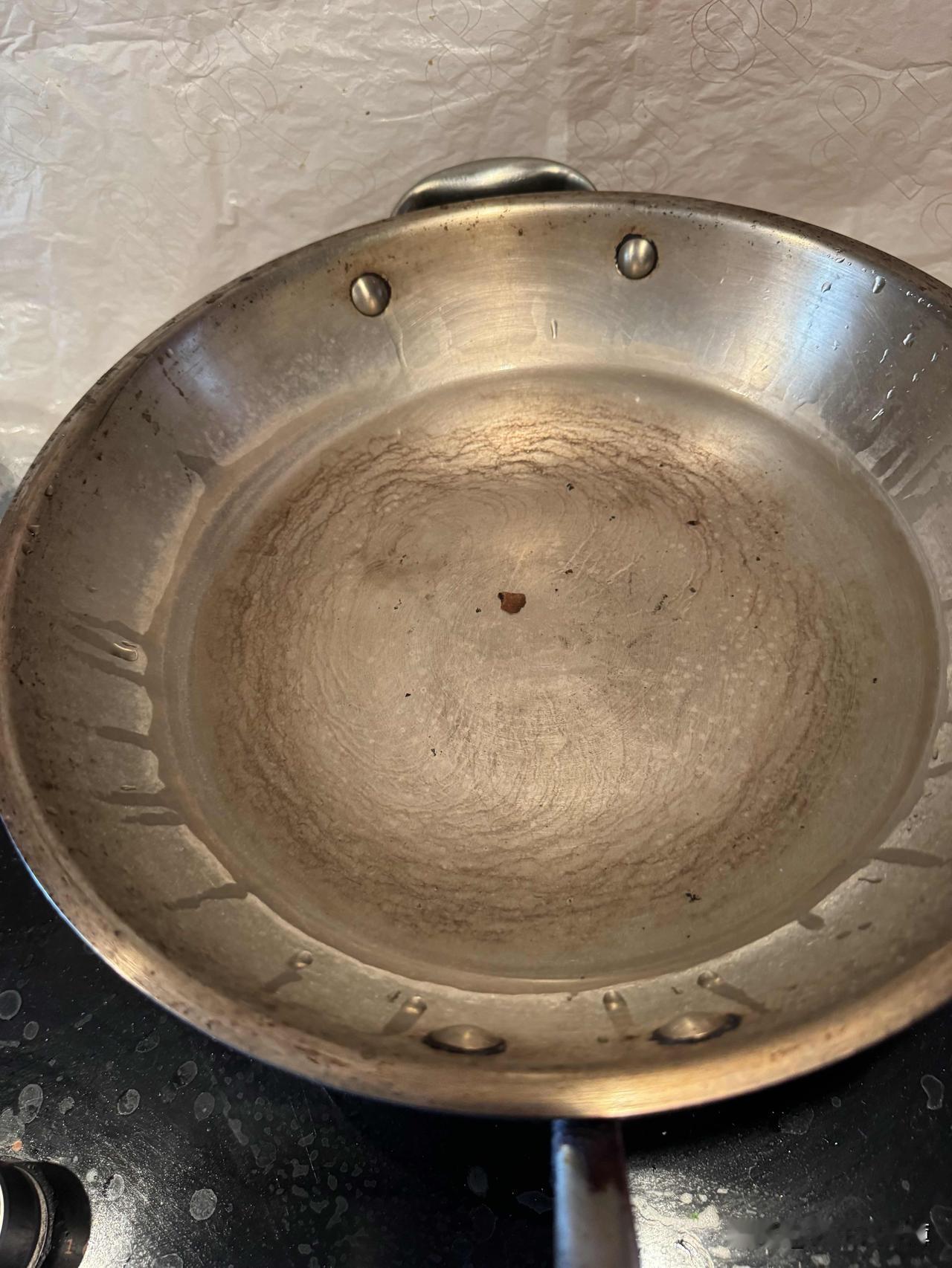 脑子不好使了。
早上煮鸡蛋把水熬干，鸡蛋煮糊了。
开火把鸡蛋放锅里，就去了洗手间