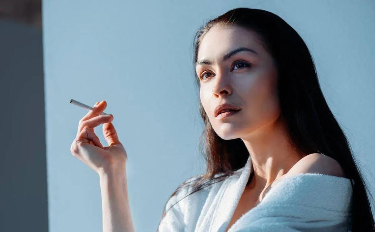 我对女人抽烟谈不上排斥，但得看场合。不能像男人那样想抽就抽，在家里最好避开家人。