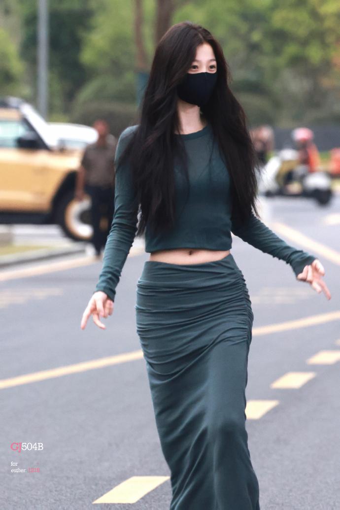 虞书欣女神中的女神今日路透的虞书欣状态绝佳，紧身裙加持，完美诠释女神中的女神 ​