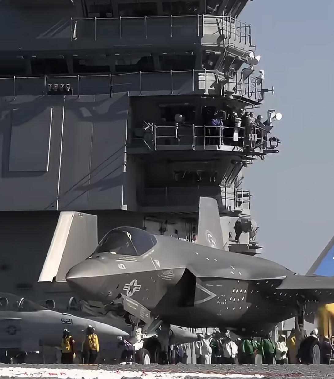 10月14日，美国海军肯尼迪号在海试中用电磁弹射器把F-35C弹射升空。肯尼迪号