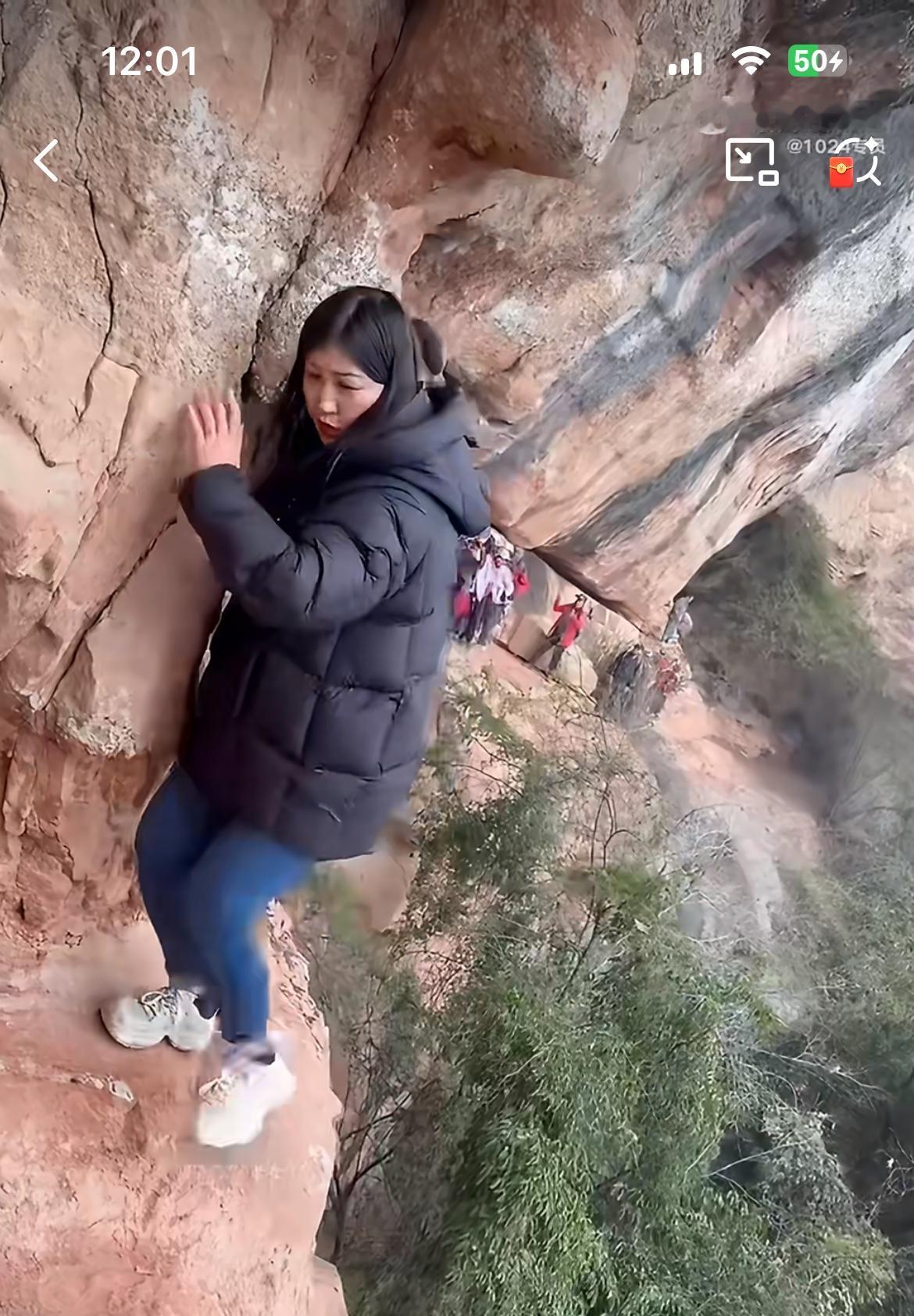 一群游客打卡四川泸州鼓楼绝壁栈道，这条窄路没有任何的防护，下面就是深达几十米的悬