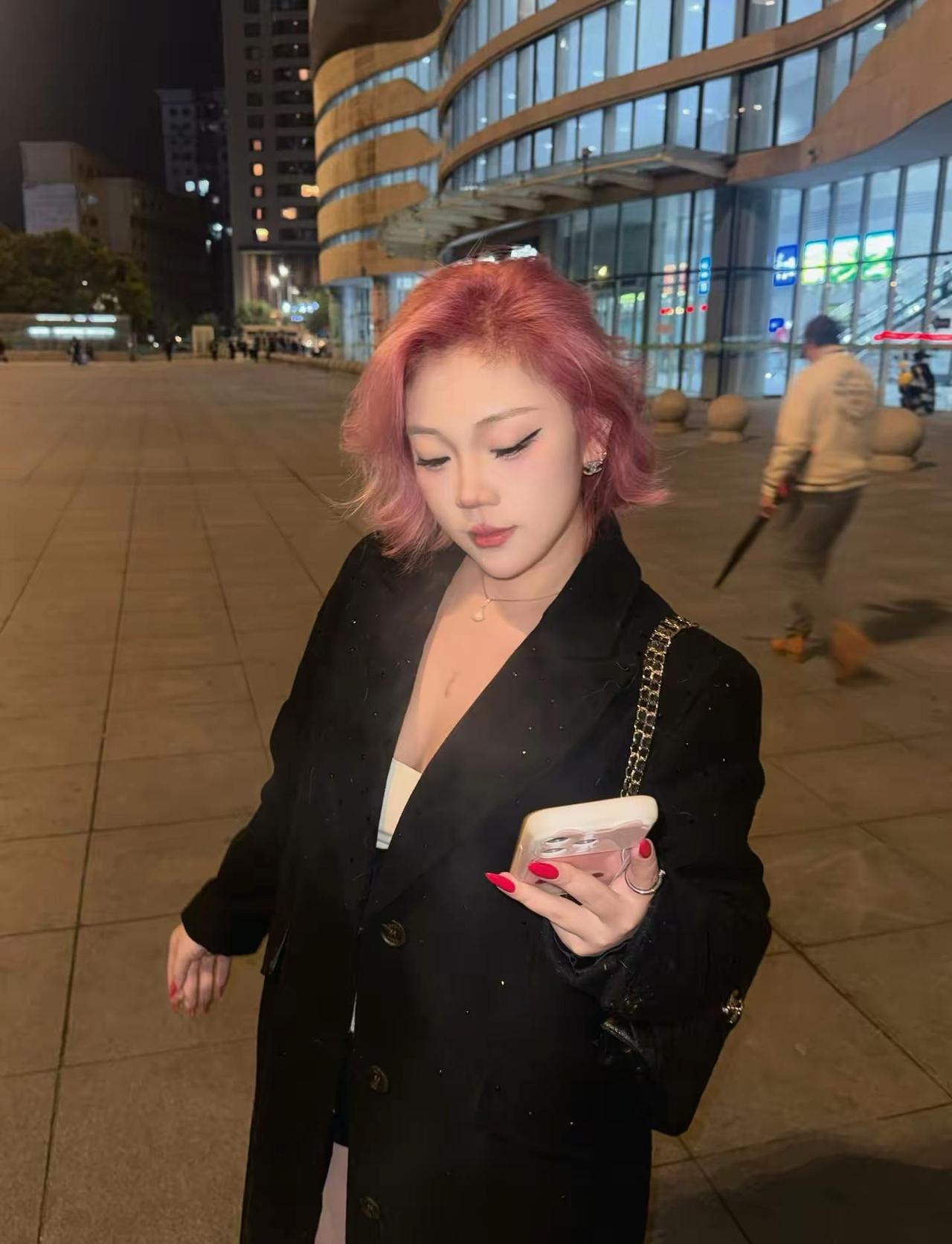 和你分开之后胸口不痛了 睡眠正常了 饭都能吃下了 朋友变多了 再也不穷了 后悔没