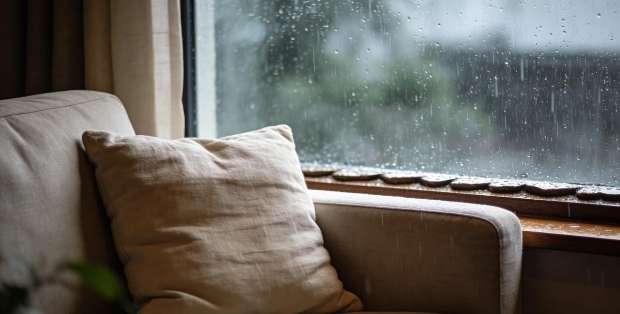 窗外的雨淅淅沥沥敲着窗沿，我窝在软软的沙发里，翻出了那本压在抽屉底的旧相册。
 