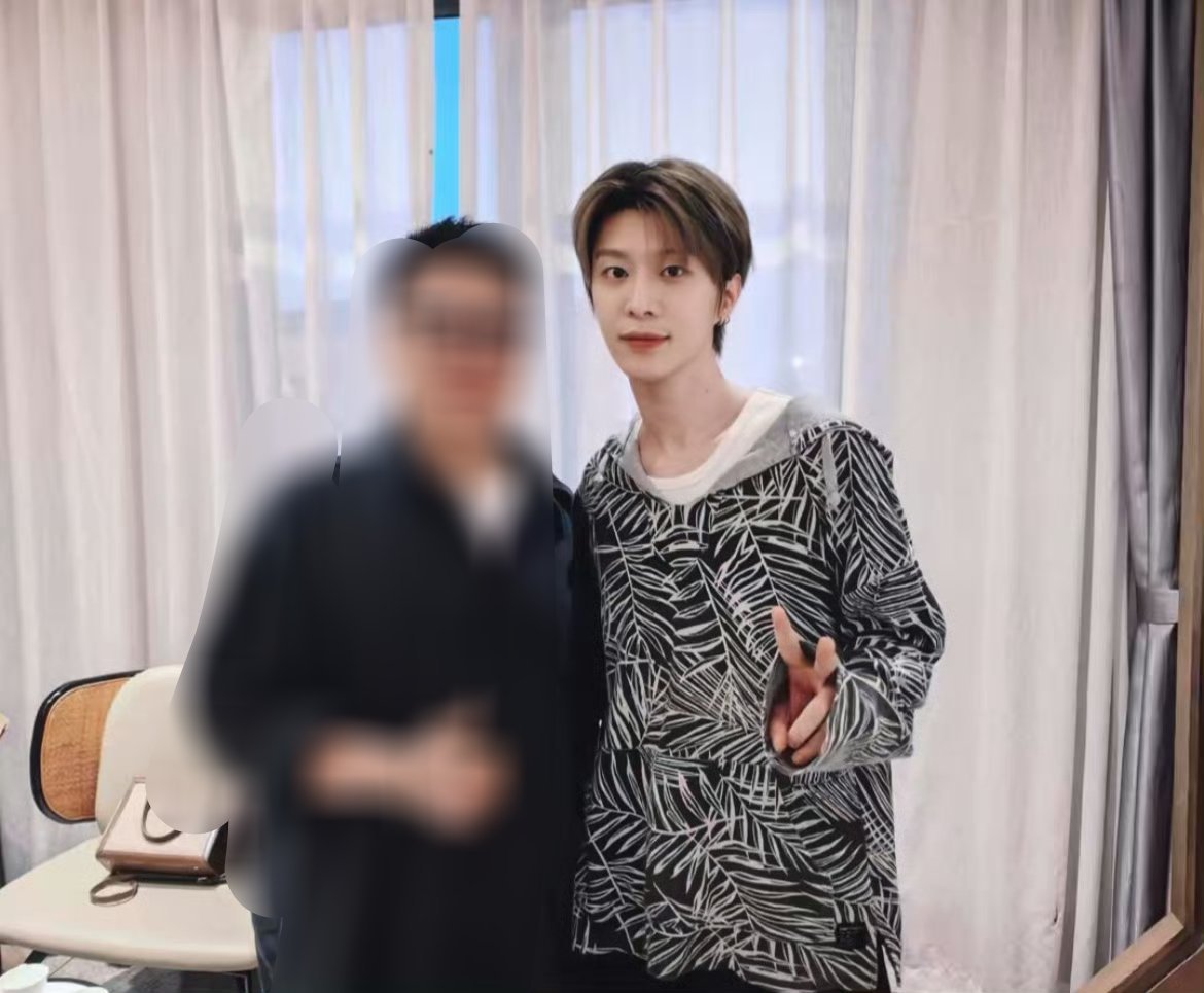 就算你是范丞丞也得和亲戚合照舞台上耀眼的范丞丞，回到烟台老家，也逃不过和亲戚合影