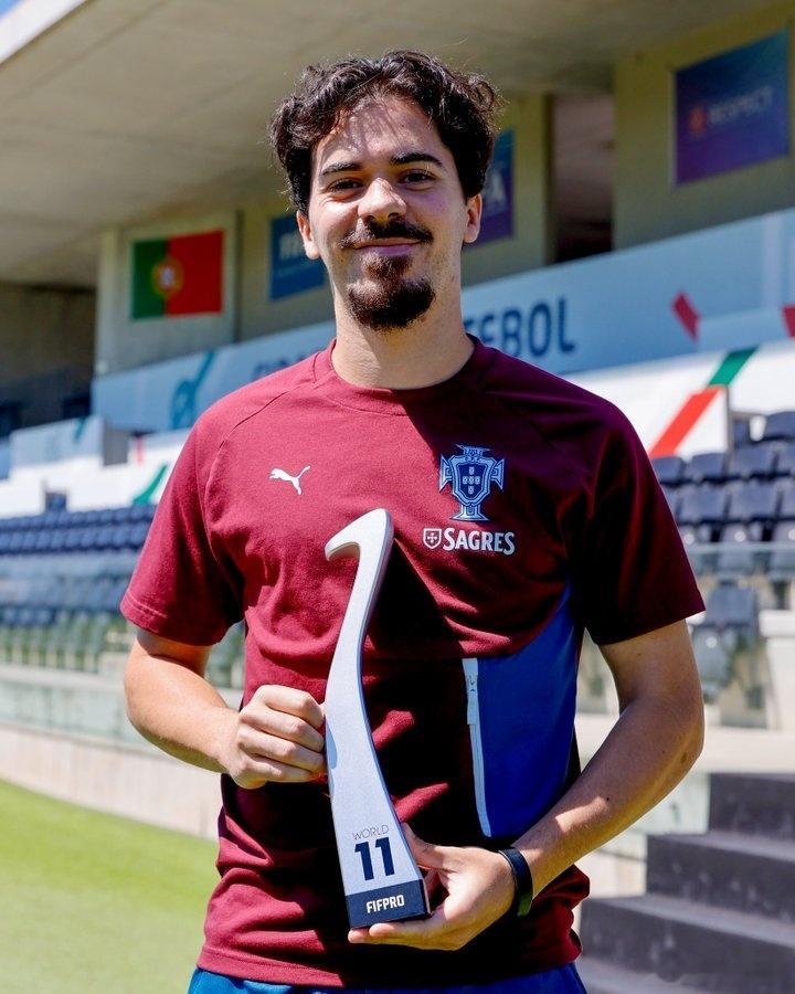 6月11日讯 巴黎球员维蒂尼亚入选2025年FIFPRO世界最佳11人阵容，FI
