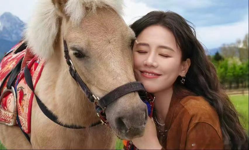 马思纯云南体验簪花马思纯云南簪花氛围感满分，山花点缀发髻，伴着青山白雪，随性松弛