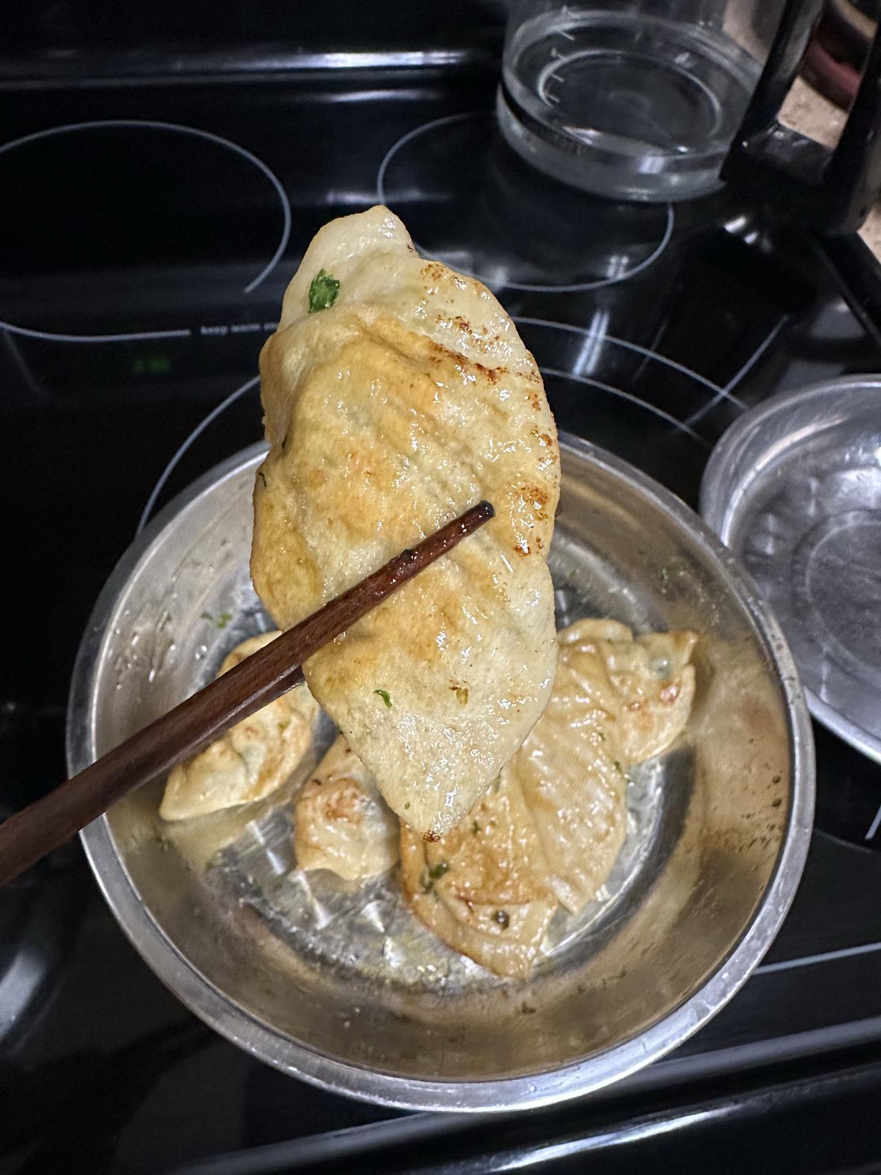 你喜欢谁跟你口味的饺子？

今天饺子有鸡胸肉和虾两种馅，因为邻居一位先生不吃虾！