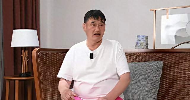 演出现场被集体举报，十几场商演全黄，大衣哥直接回村种地了