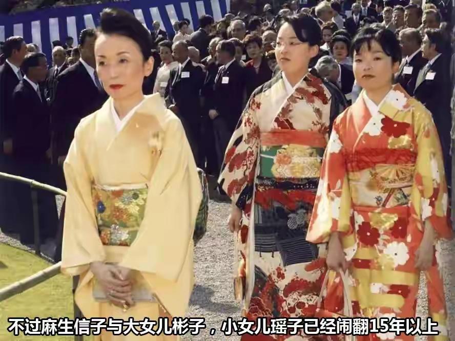 麻生太郎力推《皇室典范》，难道他想在日本上演一出“没藏讹庞”？

这两个穿和服的