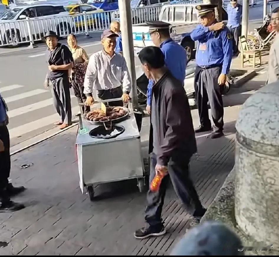 真是出师不利!
      大爷推着小推车准备在街上路边卖烤红薯，还没开张，就被