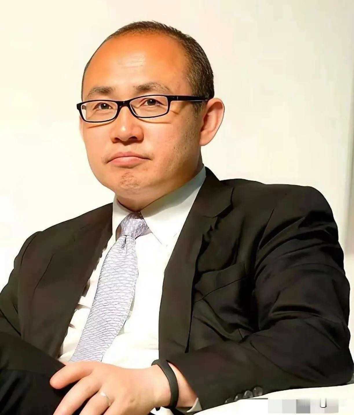 很多人都在替潘总着急。一方面说潘总去美国亏麻了，快要上饭了。一方面出台那个信托交
