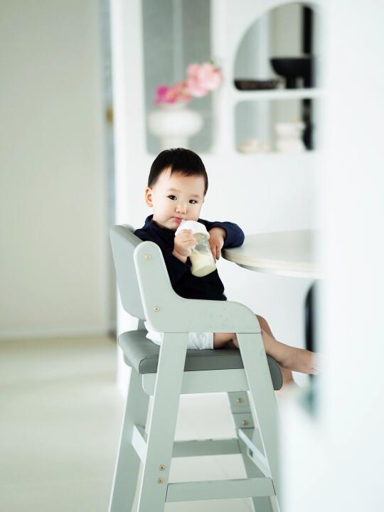 喝奶的小宝宝太可爱了！🍼